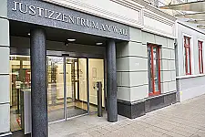 Bild: Eingangsbereich des Justizzentrums am Wall